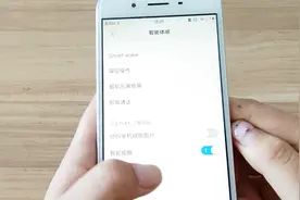 设置下这里，只要拿起来就能看到未接电话和未读信息视频封面