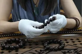 怎么盘玩小叶紫檀好？教你4招，珠子油光锃亮，60天出包浆！