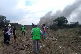 墨西哥坠机：乘客弹起撞到机舱顶，逃生梯及时打开救了整机人图片