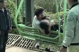 女子坐缆车恐高晕厥 景区被迫停运缆车 竟致数百游客滞留空中视频封面