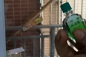 玻璃上有贴纸，只需滴几滴它，轻轻一擦就掉视频封面