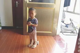 农村1岁半女娃穿妈妈高跟鞋，竟然还能走上几步，挺厉害