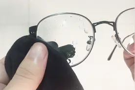 眼镜模糊擦不干净？用不值钱的它一擦，镜片就能光亮如新视频封面