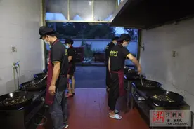 浙江永康小店“为民除害” 每天爆炒12万只知了畅销全国图片