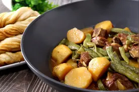 教你秘制一锅土豆豆角炖排骨，配上花卷，吸收了满满汤汁太香了