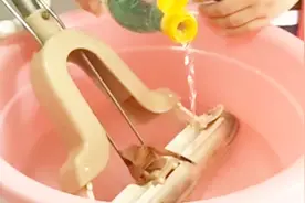 家里的拖把用久了变黑发霉？教你一招，用它清洗立马干净无污渍视频封面