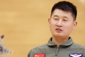 歼-15战机高速坠海，飞行员多处爆裂性骨折，8个月后竟奇迹归队视频封面