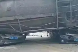 重型半挂车翻侧将两辆小车当场压扁 致9人死亡图片