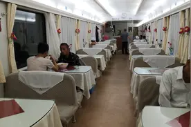 第一次在火车的餐车上吃饭，点了个宫保鸡丁！视频封面