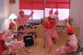 Beyond在《吉星拱照》中出演，并演唱经典歌曲，当时还是四个人视频封面