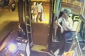 暖心一幕！失明人士过马路不便，夜色中公交车长为其引路视频封面