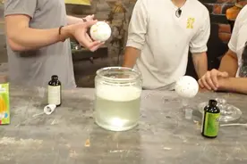 舔不完的星空舔舔糖？小哥将糖泡在唾液里，看样子真能做传家宝视频封面