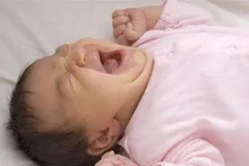 宝宝睡觉时总喜欢举起小手，家长不用慌，背后原因很可爱！视频封面