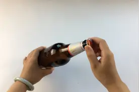 开啤酒新技巧！不用开瓶器，这样徒手就能拧开瓶盖，就是这么简单视频封面