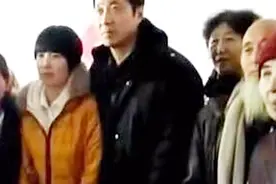 即将见到失散23年的女儿，父亲心情复杂，团聚后父母带女儿回了家视频封面