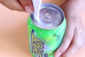 易拉罐拉环断掉了打不开？现场演示，一张白纸轻松开罐，太厉害了