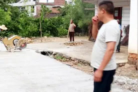 家门口铺水泥路，铺好却要切开一条缝，小伙在一旁看不懂视频封面