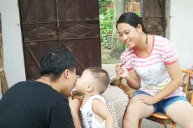 农村老公想让带娃的老婆多睡会，5点默默起来做早饭，画面超幸福视频封面
