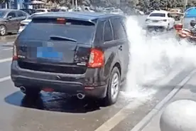 消防水管爆裂 过路车辆排起长队冲洗车身视频封面