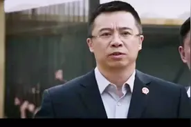 中国武警持枪警戒，叛军不敢再攻击，中国大使馆救了很多人视频封面
