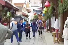 央视起底“低价团”：导游年入60万 一个团旅行社纯赚36万视频封面