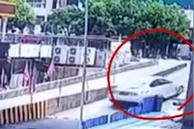 女司机开自动挡熄火溜车：明明踩刹车了视频封面