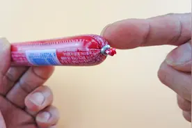 才知道剥火腿肠，要找到这个机关，轻轻一撕就开，太方便实用了视频封面