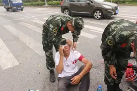 部队营区门口突发车祸 哨兵传讯速救伤者图片