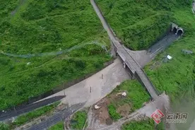 泥石流致成昆铁路再次中断 昆明至成都部分列车已停运图片