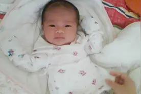 宝宝睡觉时总是小脸通红，哼唧不停，可能是和这些原因有关视频封面