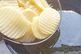 土豆的奢华吃法，只需一个土豆，就能做一盘波浪薯片，比乐事好吃