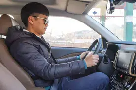 司机开车时，为什么习惯把座椅往后调？视频封面