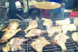 宅男在家太郁闷，买了一个上饶山鸡腿，一个人在大桥上喝闷酒