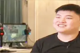 UZI央视采访坦言自己千万身价来之不易网友的眼睛却在看他身后！视频封面