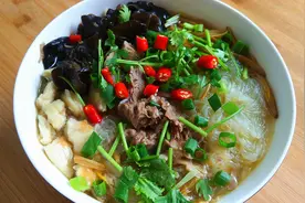 羊肉泡馍家庭版，肉烂汤浓，香气四溢，简单的做法，不简单的味道视频封面