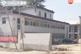 疑似“化工土”回填臭水沟 美丽乡村岂能这么建！相关人员被问责视频封面