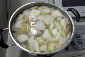 夏日解暑梨汤水竟成“毒药”？大伯食用不当喝下一碗致多脏器衰竭视频封面