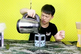 拆箱试玩神奇的“游戏杯”，倒入45度以上的热水屏幕就会亮视频封面