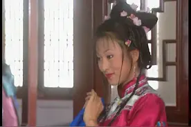 美女边唱边跳，帅哥看得太入神，竟然直接把鱼塞嘴里，太逗了视频封面