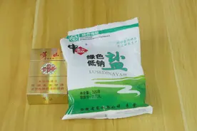还在为脚汗脚臭烦恼？两根烟一把盐就能解决问题！赶紧学学吧视频封面