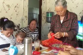 小凤和妈妈去镇上看望老奶奶，小代买了这两样实用的东西太暖心视频封面