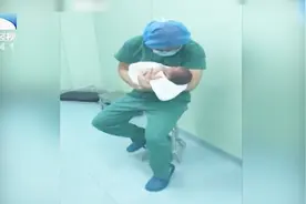 外科医生手术室化身“超级奶爸” 唱儿歌数鸭子哄宝宝视频封面