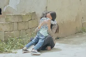 小女孩为让父母和好，选择悄然离去，3个月后与母亲相遇太感动了视频封面