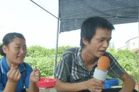 农村小伙创业门道巧，一边直播一边捉虾养猪，成了网红还致富视频封面