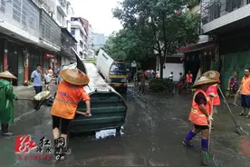 暴雨不歇清淤不懈 冷水滩环卫干部职工战雨在一线图片