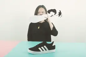 夏天鞋子经常发臭难闻？试试用这一招，鞋子异味全跑光视频封面