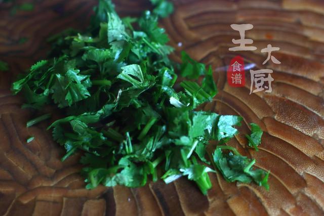 爽口解腻的洋葱拌木耳，好吃的秘密在这里，秒变凉菜大师，超简单
