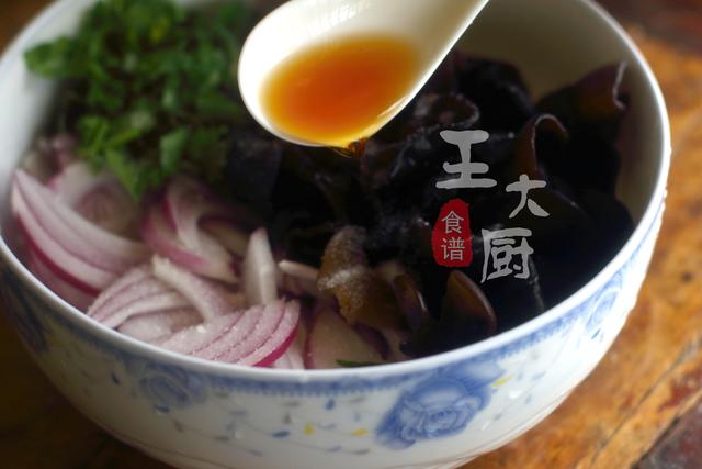 爽口解腻的洋葱拌木耳，好吃的秘密在这里，秒变凉菜大师，超简单