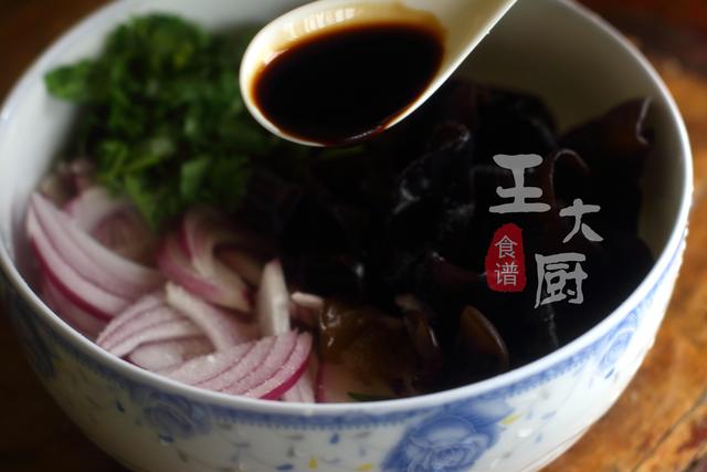 爽口解腻的洋葱拌木耳，好吃的秘密在这里，秒变凉菜大师，超简单