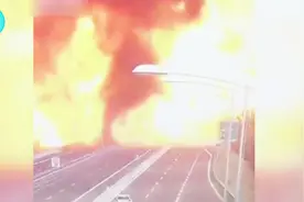 意大利油罐车爆炸：顿时火球腾空，浓烟滚滚视频封面